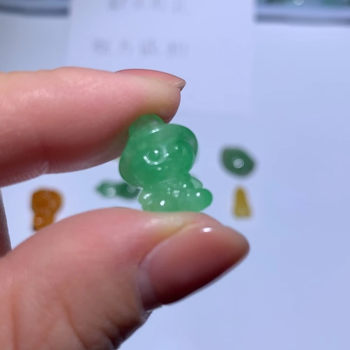 翡翠未镶嵌颈饰拉布布