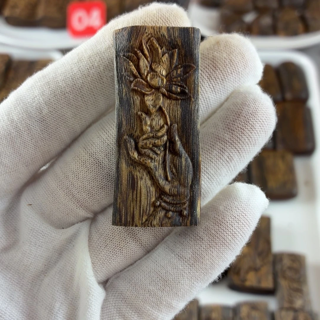 沉香沉香碎屑佛手莲花雕刻牌福利价