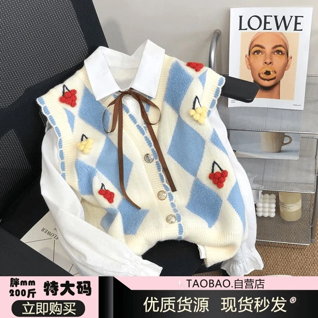 胖MM200斤特大码小樱桃针织马甲秋季新款学院风洋气毛衣开衫背心