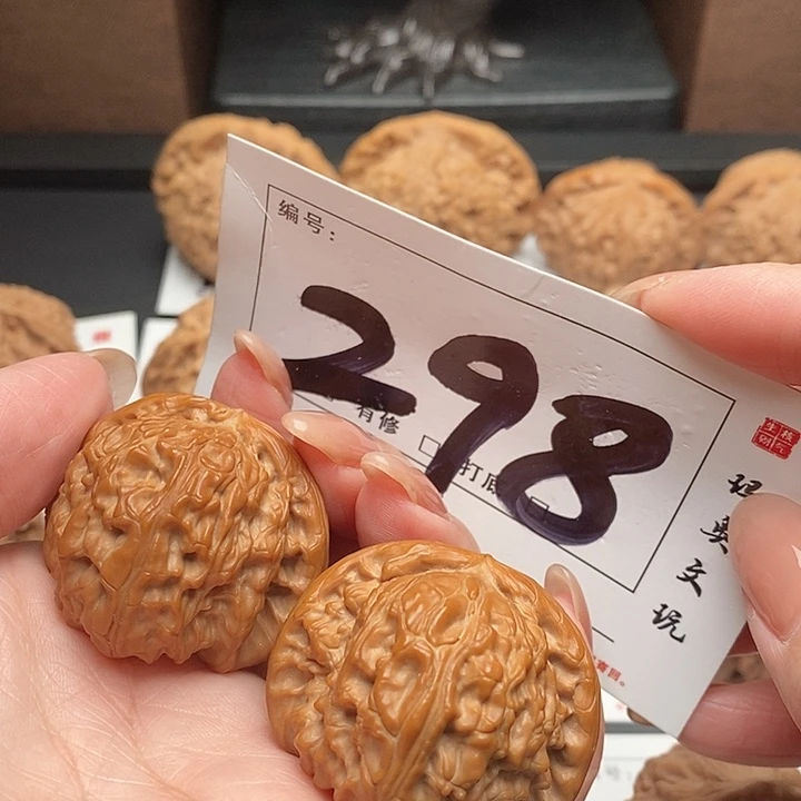 文玩核桃吊坠298号 40尺 白狮子