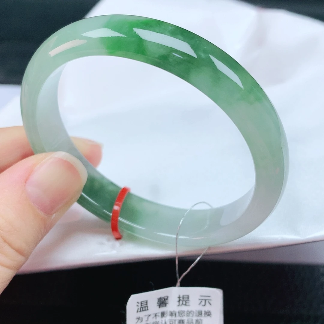 翡翠手镯未镶嵌54贵