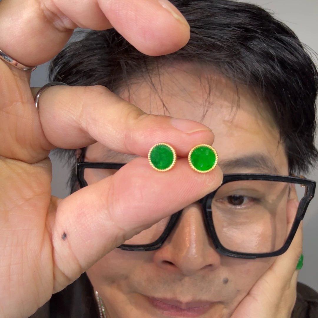 翡翠未镶嵌颈饰一对