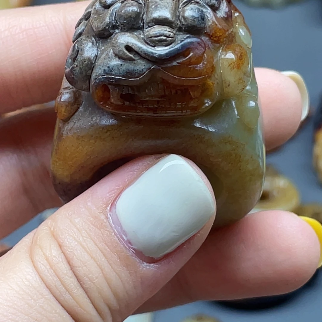 六***顺和田玉未镶嵌颈饰