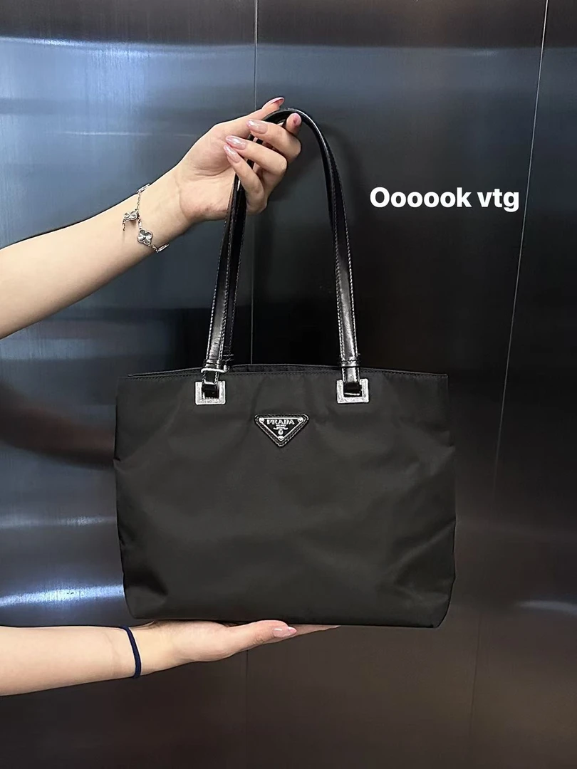 95新 Prada/普拉达 Prada普拉达  黑银降落伞tote小号