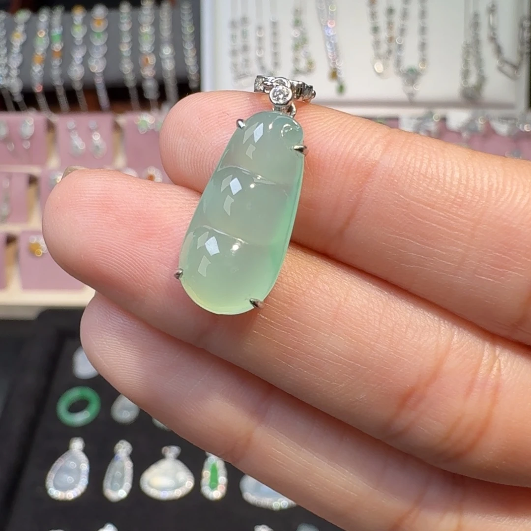 翡翠18K金镶嵌颈饰纯天然缅甸翡翠A货福豆