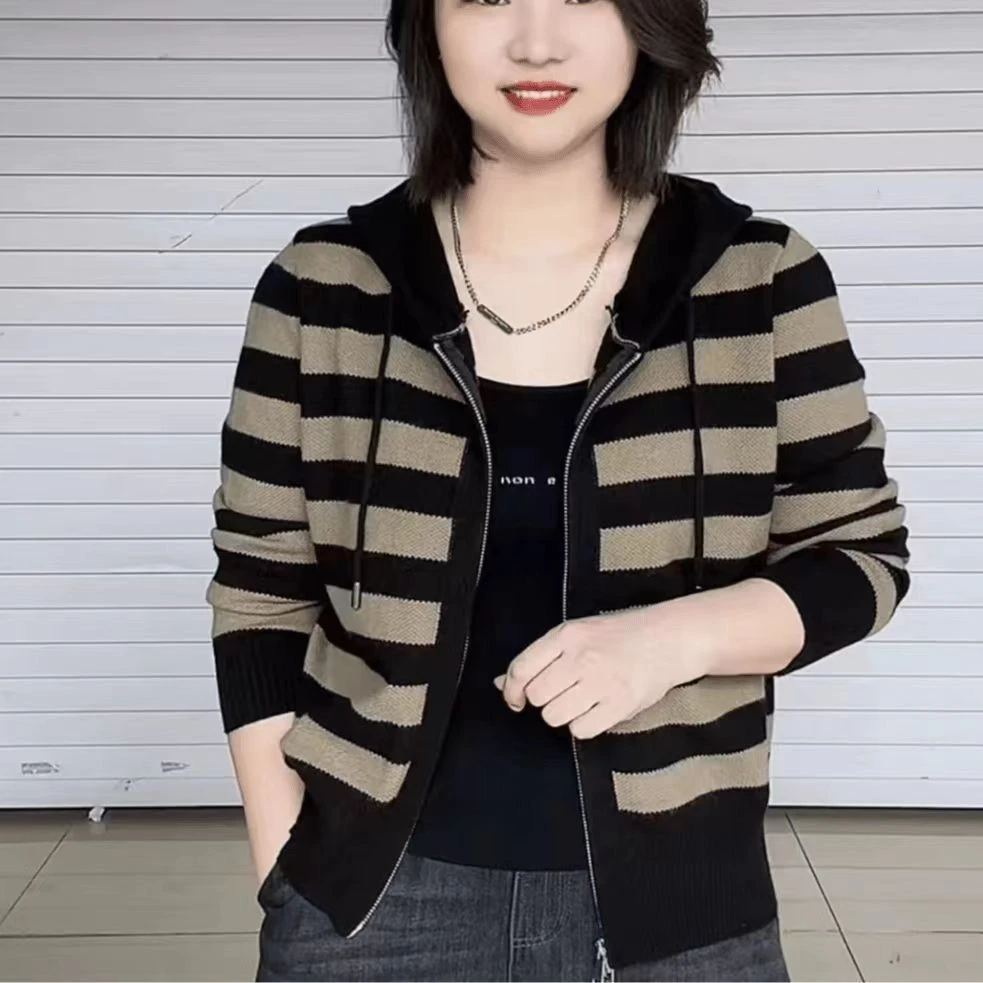 条纹连帽时尚毛衣春秋中老年女装带帽外套常规显瘦秋季