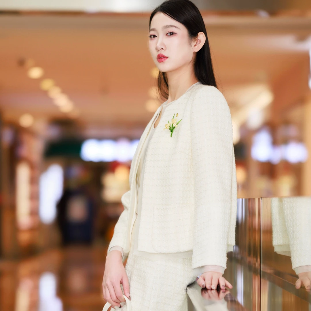 白色粗纺圆领拼绡边长袖小香风上衣