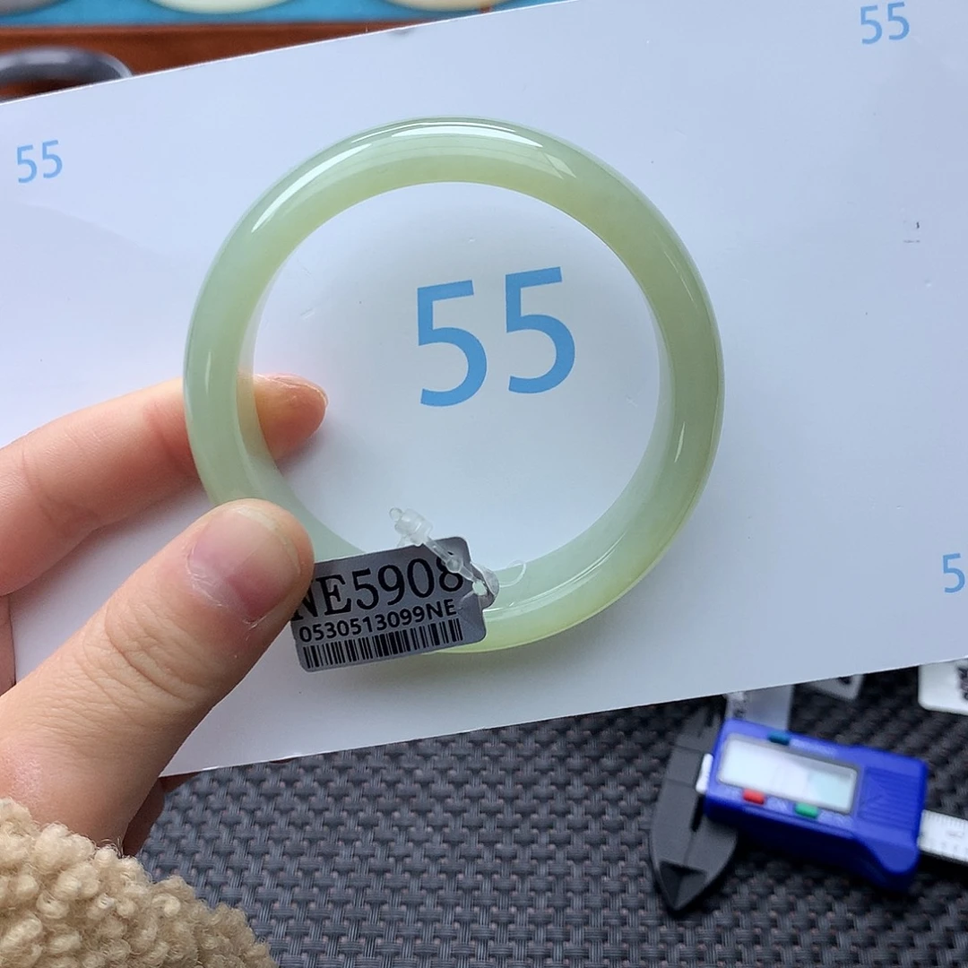 第***念和田玉未镶嵌手镯