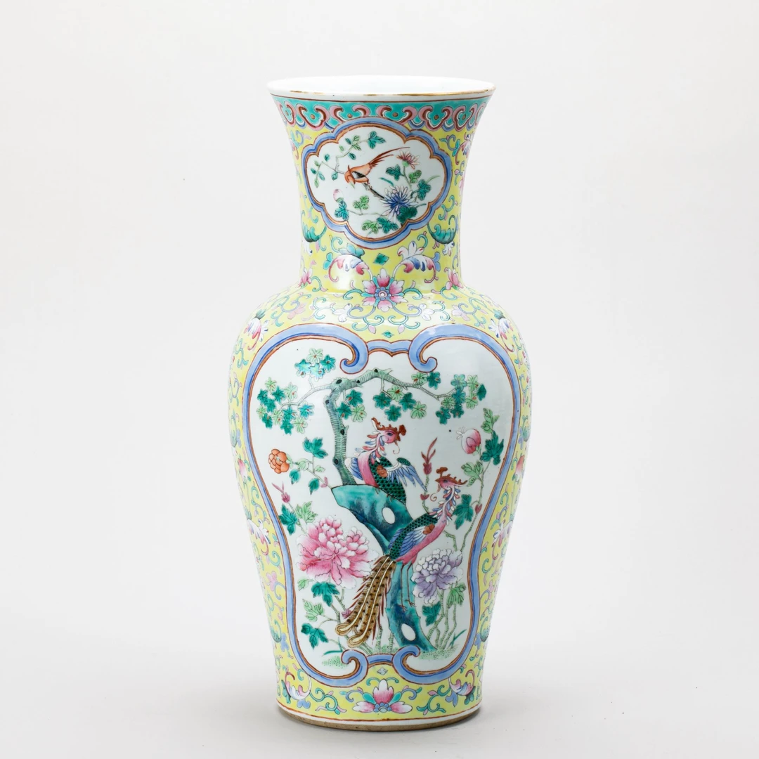 【拍卖】28、黄地粉彩福寿长庆开光洞石凤凰牡丹观音瓶