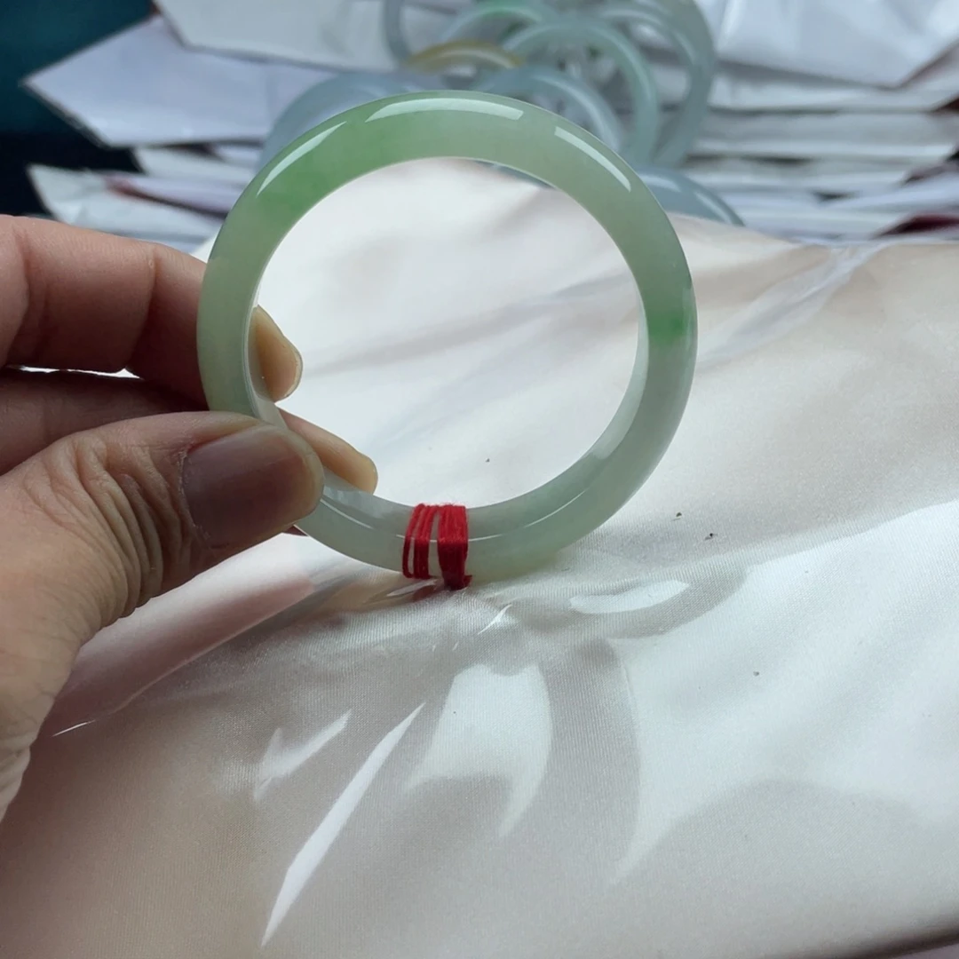 翡翠手镯未镶嵌55.6高糯化飘绿