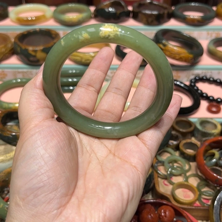 蓝***娃岫岩河磨玉（透闪石质玉）未镶嵌手镯