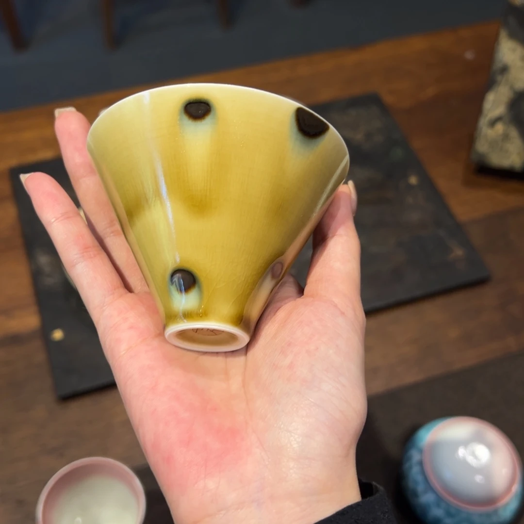 瓷片陶瓷。       陶瓷。