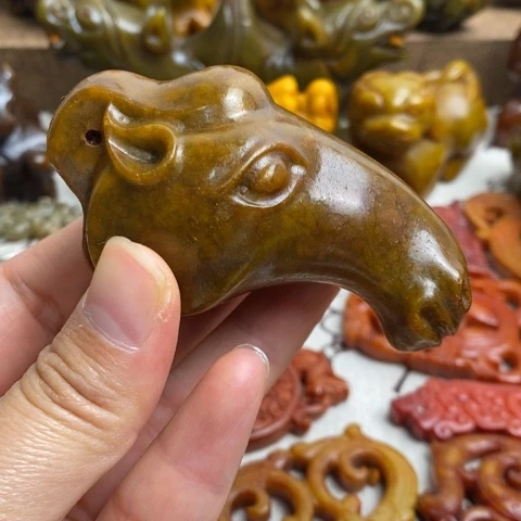 未镶嵌蛇纹石玉颈饰95