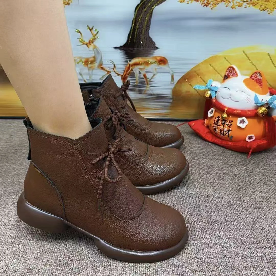 中老年女冬季圆头漆皮短靴平底中跟防滑舒适时尚休闲