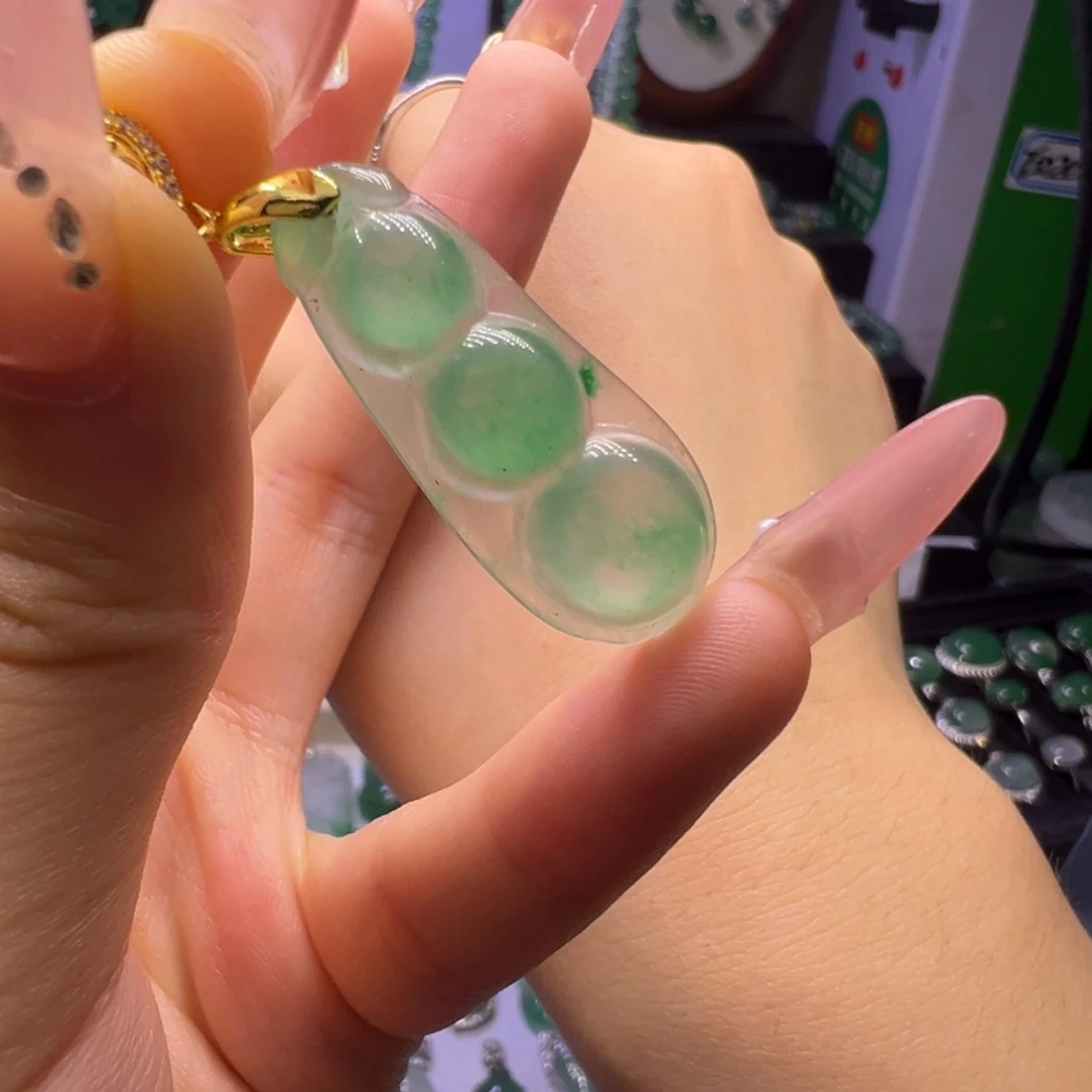 颈饰未镶嵌石英质玉（非洲翠）