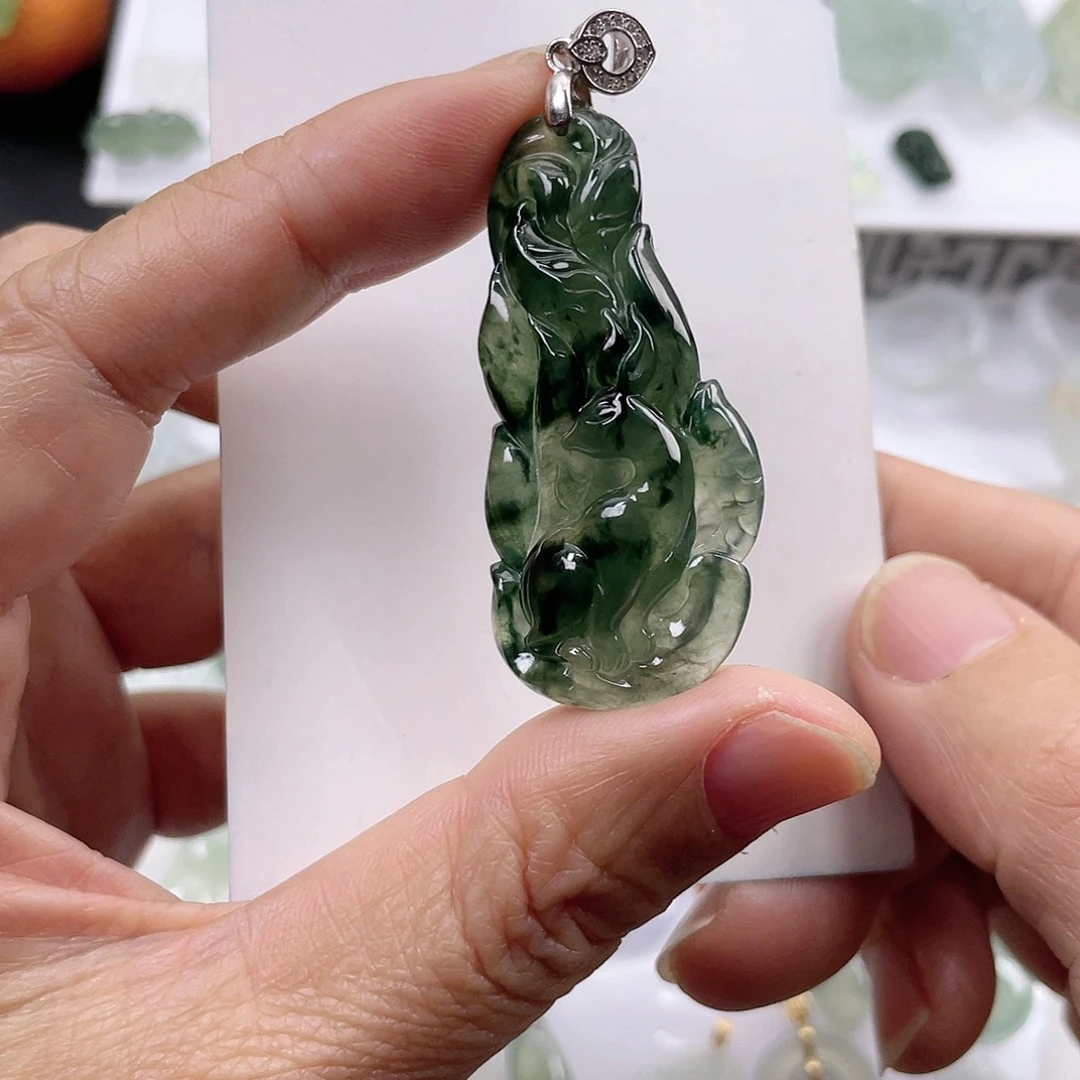 翡翠颈饰未镶嵌小***蓝九尾狐