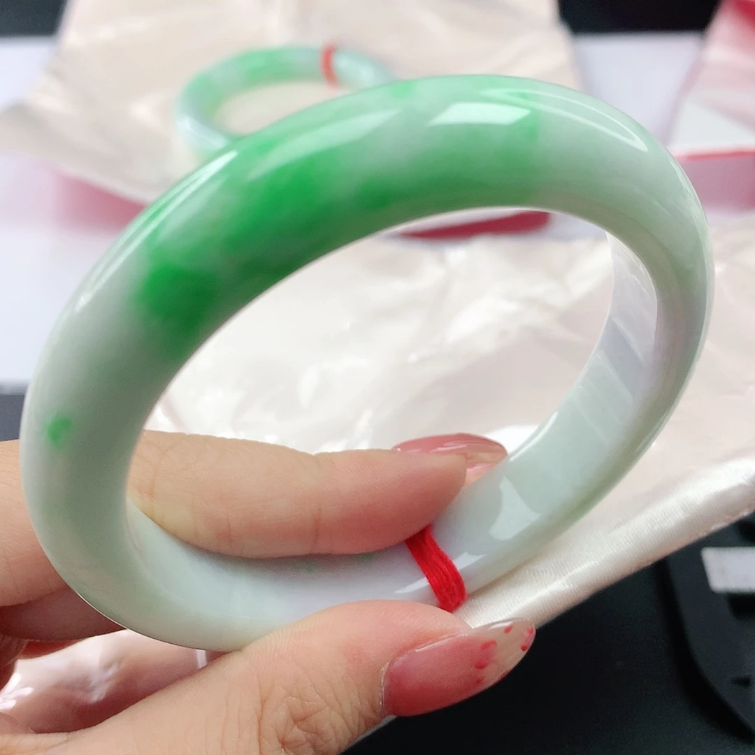 翡翠手镯未镶嵌，528