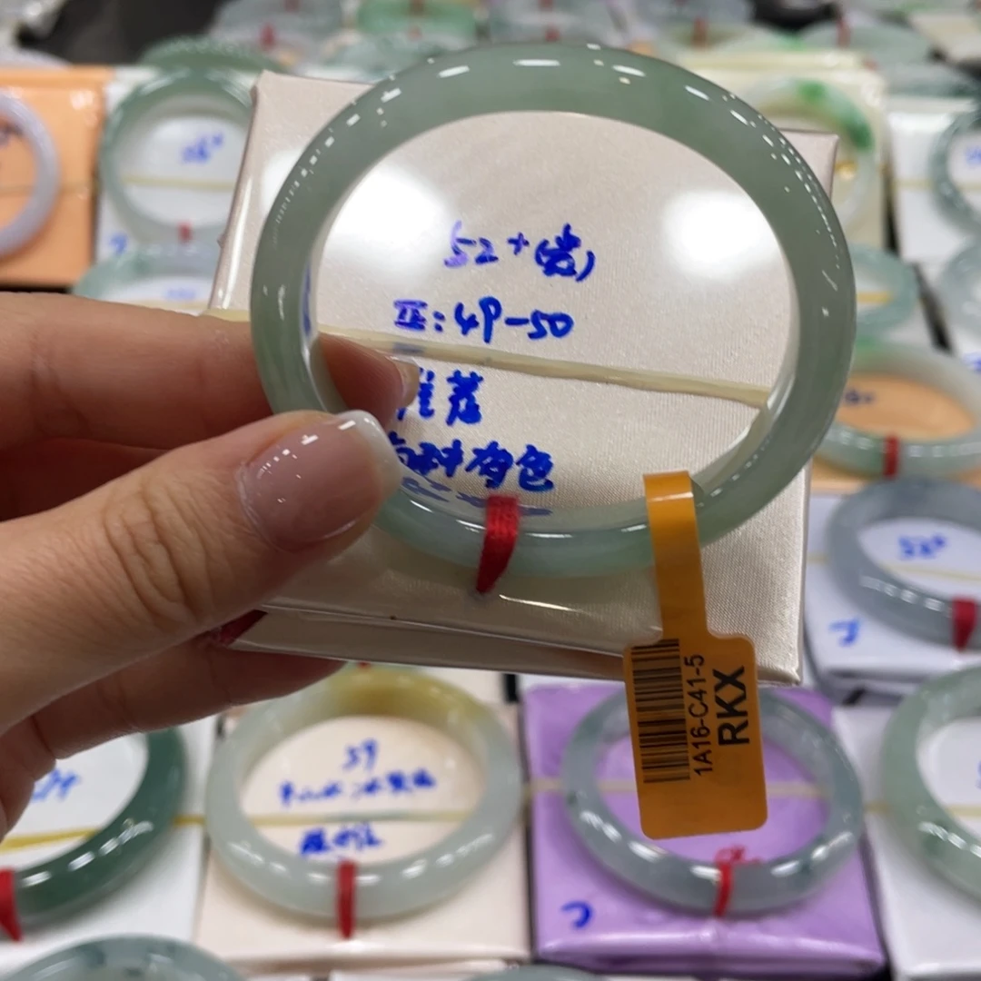 翡翠手镯未镶嵌翡翠