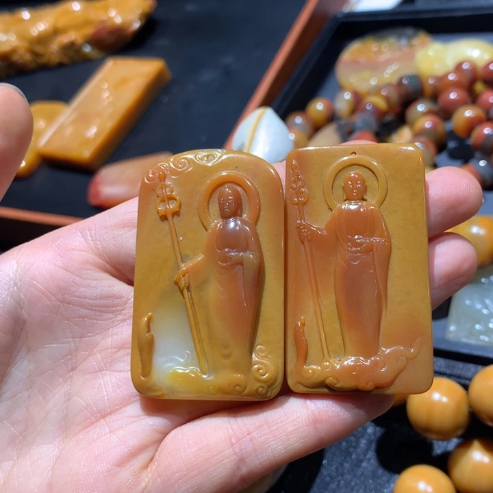 未镶嵌石英质玉（黄龙玉）颈饰