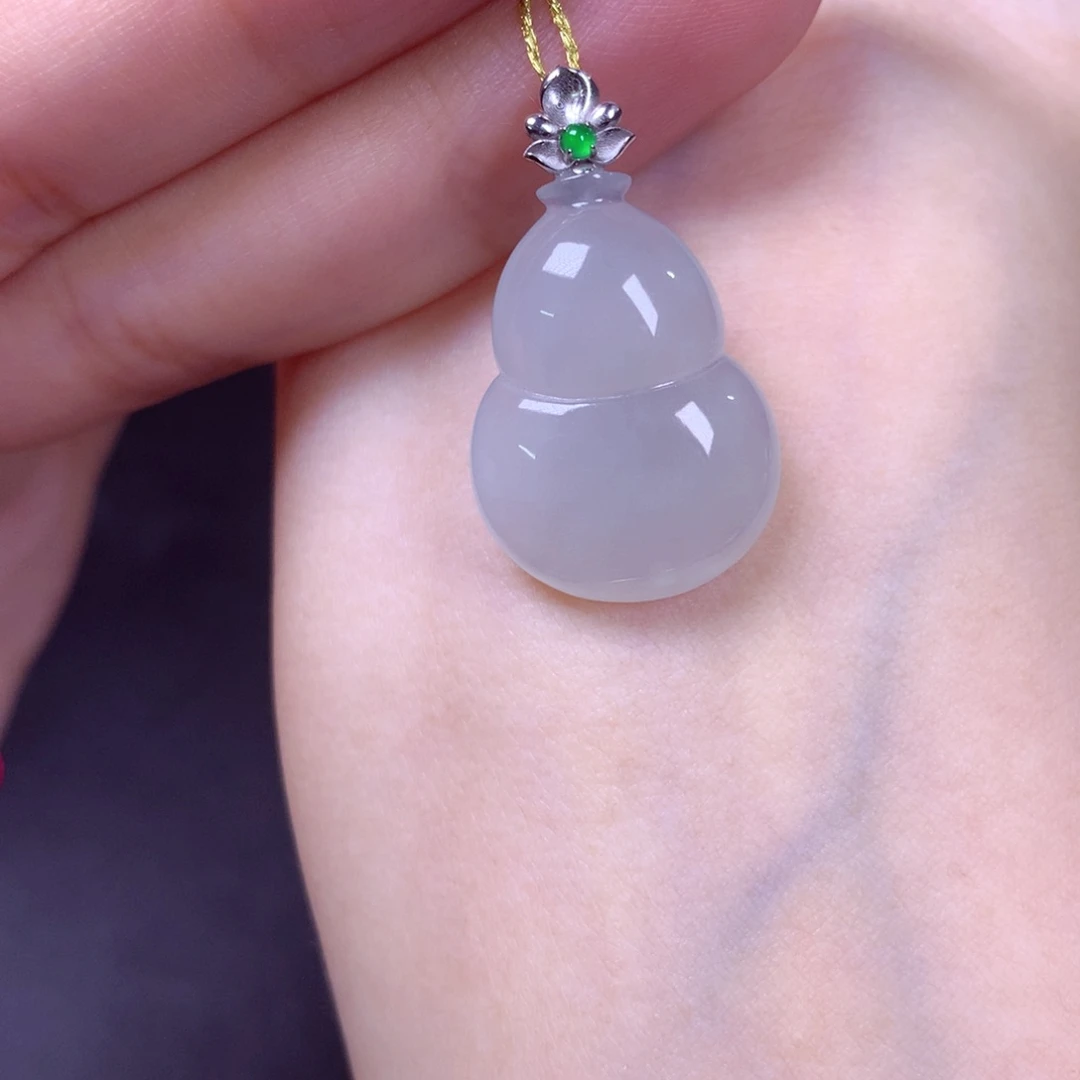 颈饰18K金镶嵌翡翠葫芦