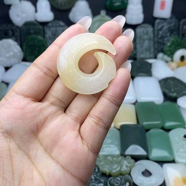 纳***爱石英质玉未镶嵌颈饰