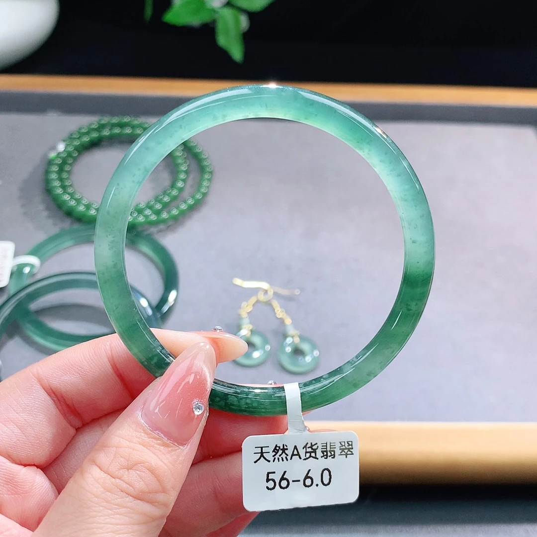 未镶嵌手镯（圆镯）翡翠