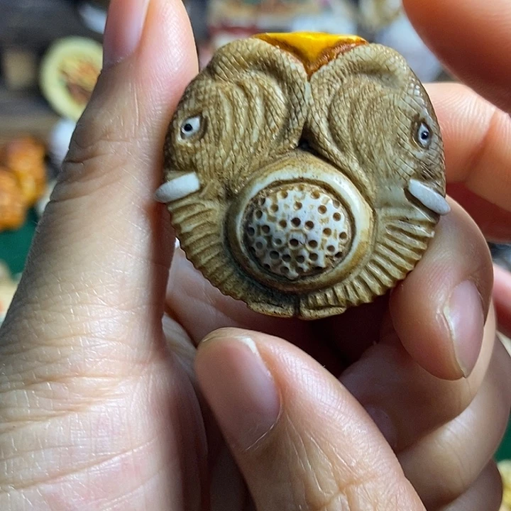 配饰鹿角雕刻一个出