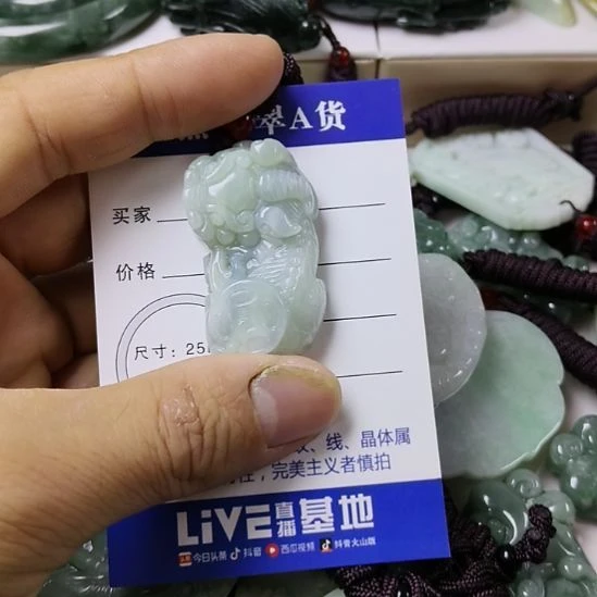 翡翠未镶嵌颈饰挂件