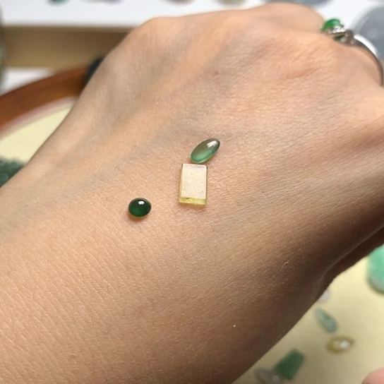 翡翠未镶嵌颈饰发