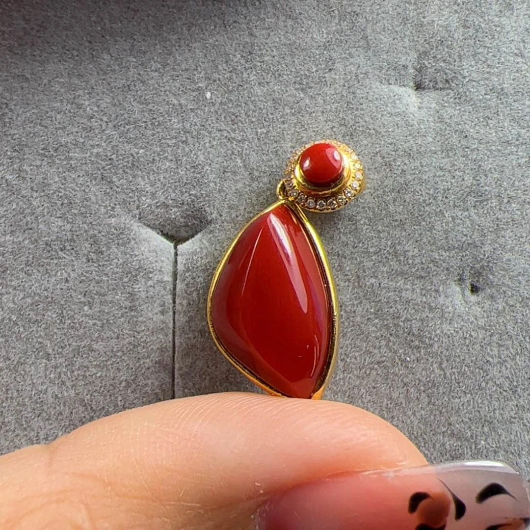 18K金镶嵌吊坠南红玛瑙