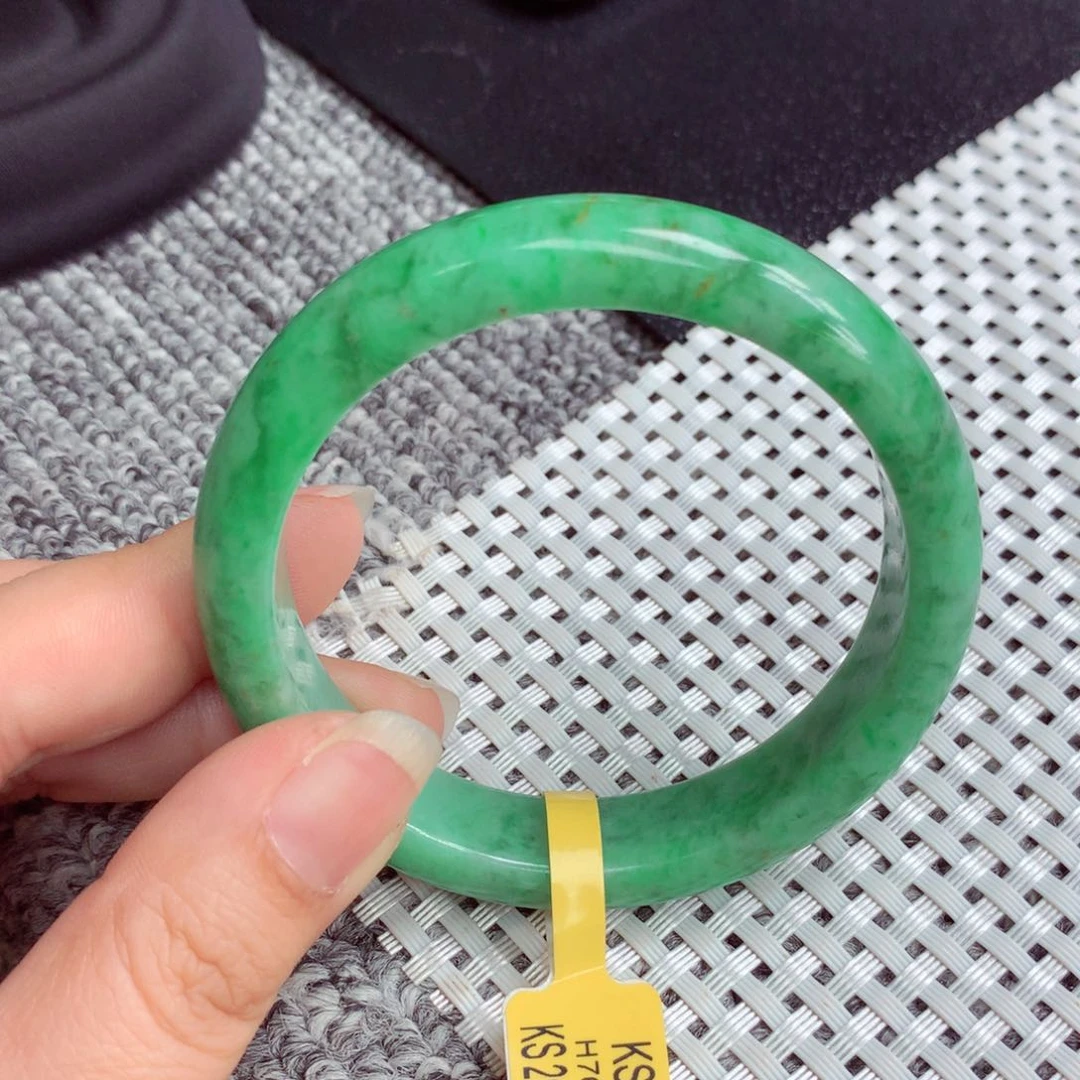 翡翠手镯未镶嵌缅甸