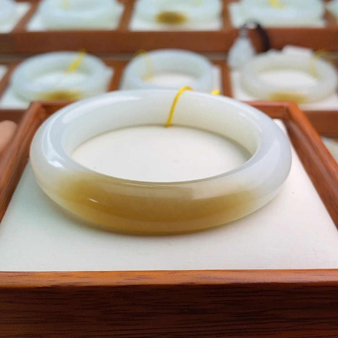 和田玉（糖玉）未镶嵌手镯