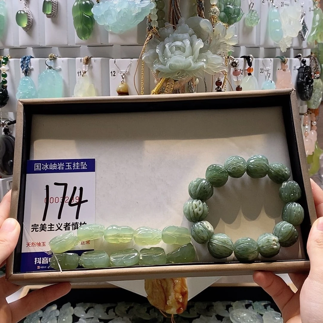 蛇纹石玉未镶嵌颈饰田*