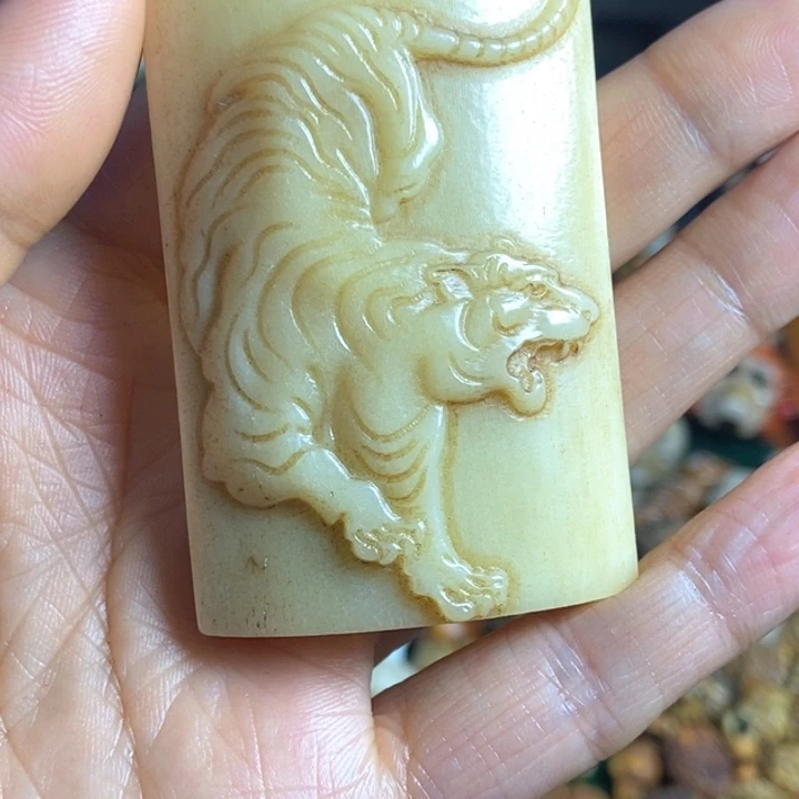 兠**菀配饰牛骨雕刻牌子一个