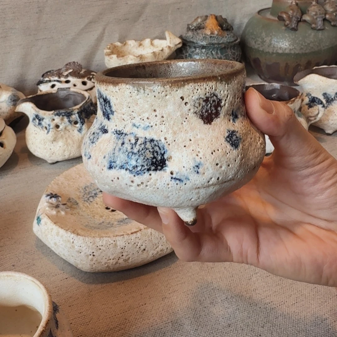 一个三足大主人杯一个