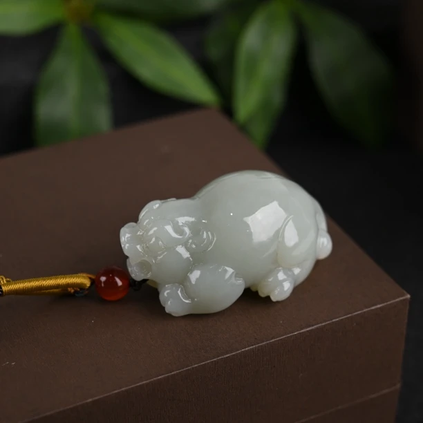 天然和田玉且末料青白玉貔貅挂件（手工雕刻）（WH3286）