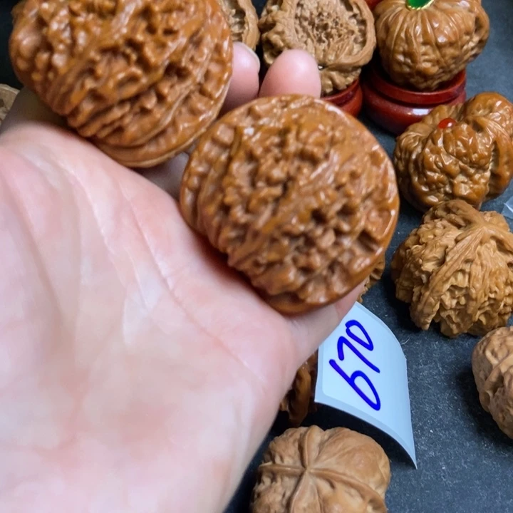 文玩核桃把件楼下的670