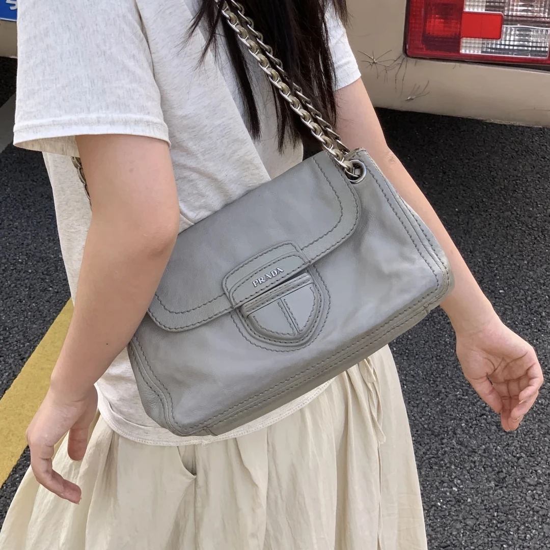 95新 Prada/普拉达 猪鼻子盾牌扣大象灰流浪包