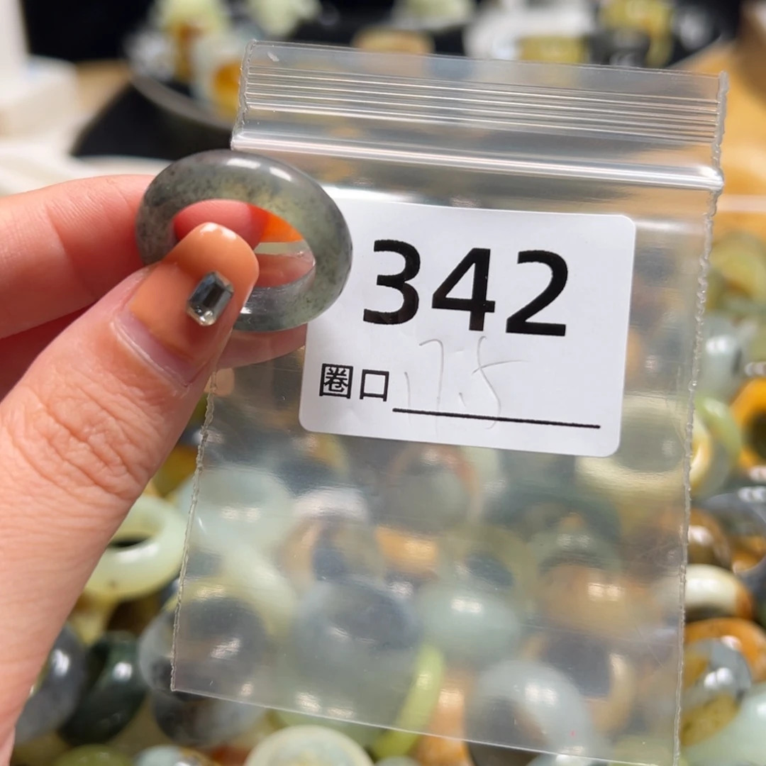 鲈***仔蛇纹石玉未镶嵌戒指