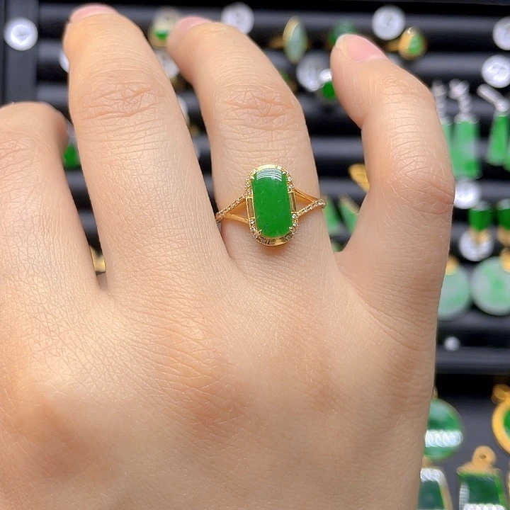 翡翠戒指18K金镶嵌笑*笑天然翡翠