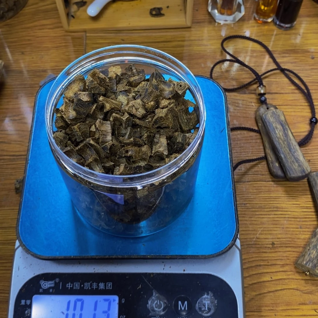 沉香碎屑沉香睡*了棋楠蓝宝石肉粒100克