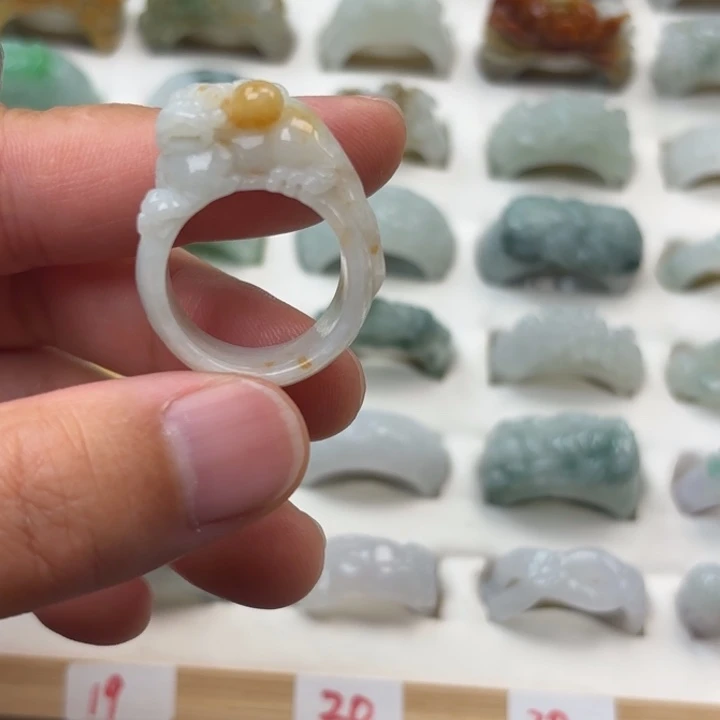 翡翠未镶嵌颈饰港码17貔貅203