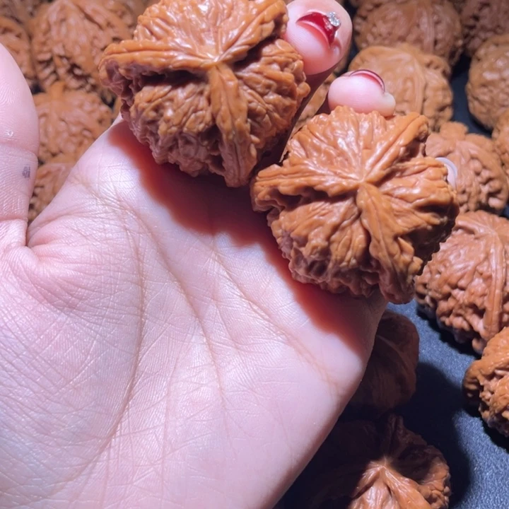 骏***马文玩核桃吊坠白狮子