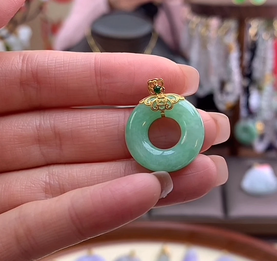 天然a货翡翠吊坠