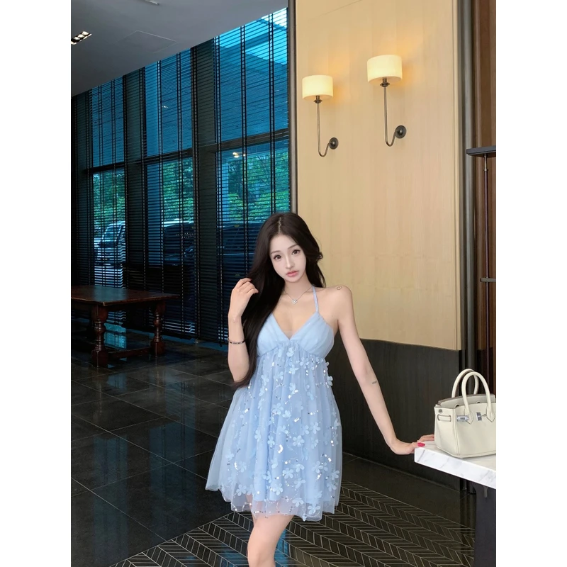 法式蓝色立体花朵挂脖连衣裙女2025夏季绝美度假风宽松显瘦吊带裙
