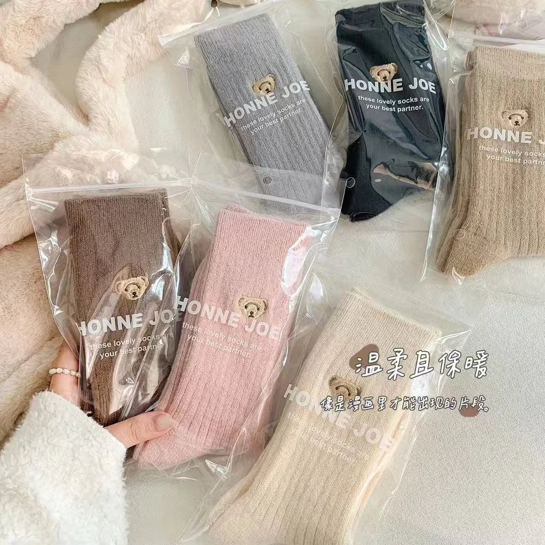 M22075，刺绣小熊款堆堆袜，定染羊绒，柔软舒适