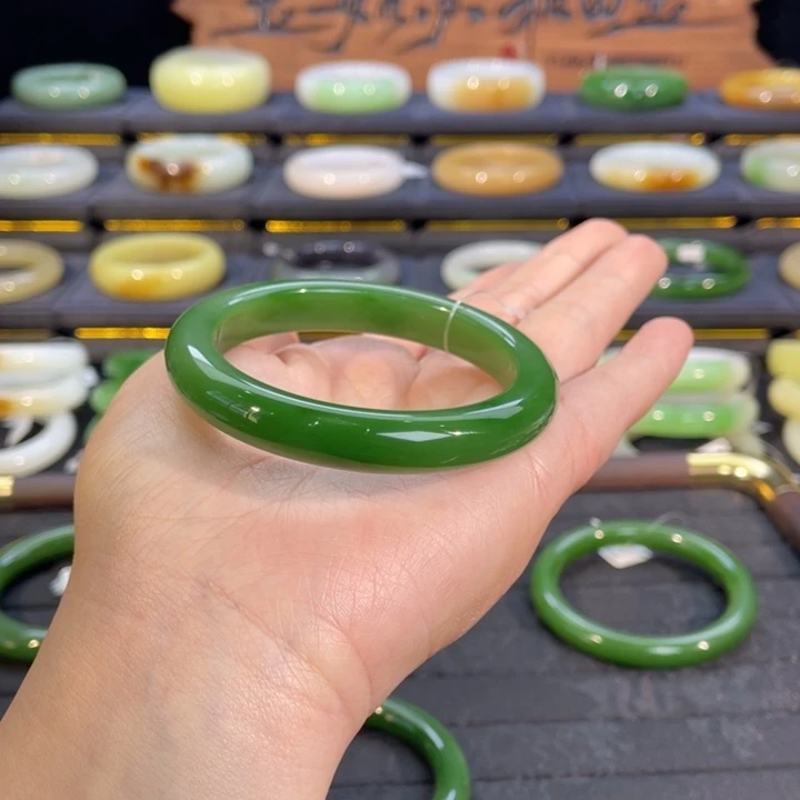 沁***斐和田玉未镶嵌手镯