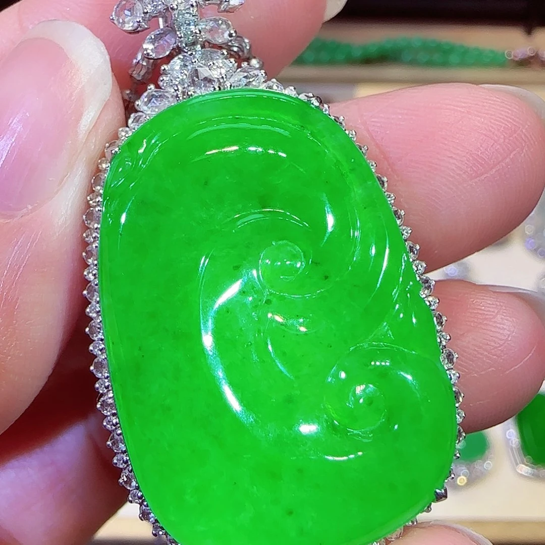 翡翠18K金镶嵌吊坠(赠链)