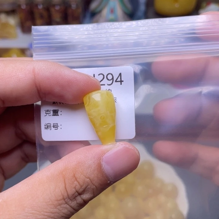 未镶嵌琥珀珠宝奇石