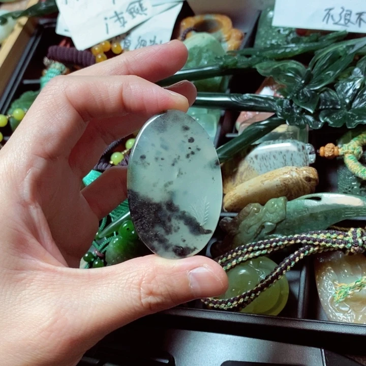 蛇纹石玉颈饰未镶嵌